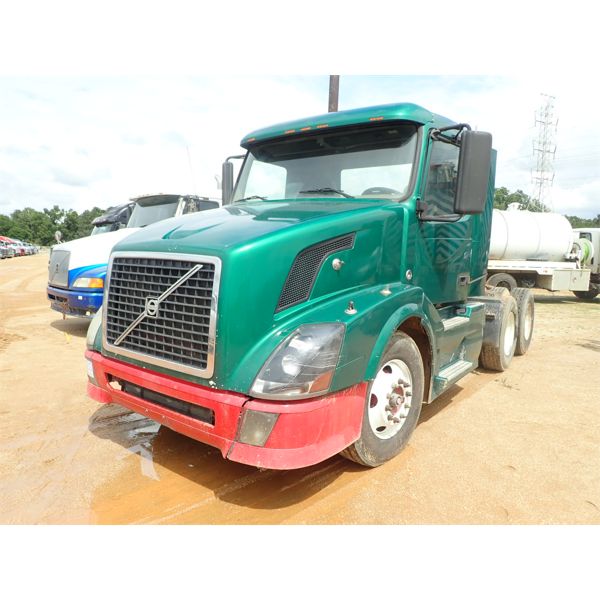 2007 VOLVO VN Day Cab Truck
