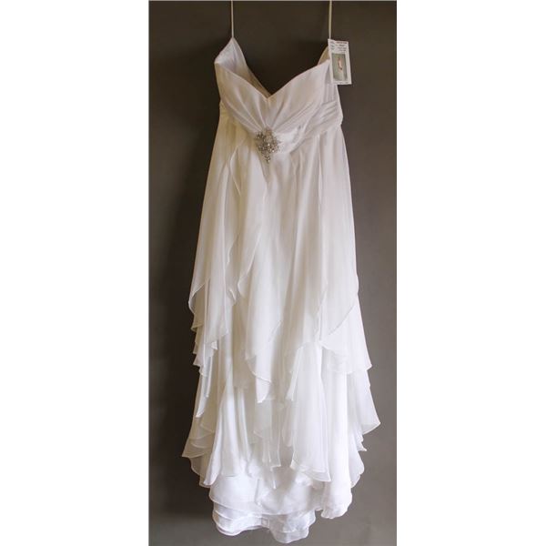 WHITE BONNY FORMAL DESIGNER DRESS; SIZE 22