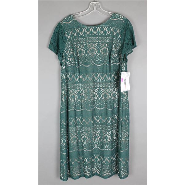 NUDE W/ HUNTER GREEN LACE ADRIANNA PAPELL DESIGNER