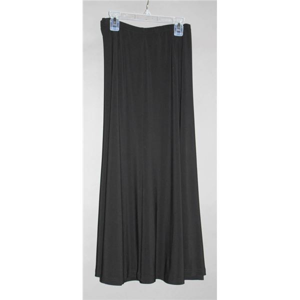 MAGGIE PLUS BLACK STRETCH WAIST SKIRT; SIZE 22