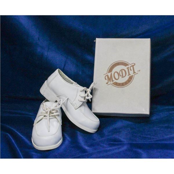 WHITE MODIT TODDLERS FORMAL LACE UP SHOES; SIZE 8