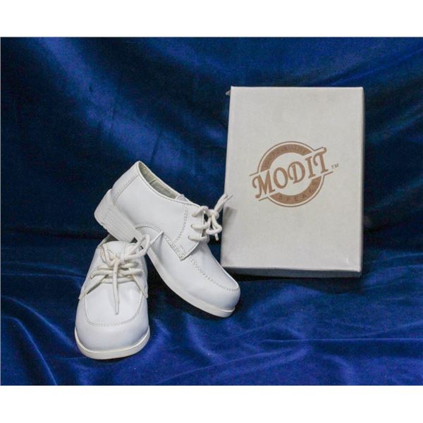 WHITE MODIT TODDLERS FORMAL LACE UP SHOES; SIZE 8