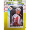 Image 2 : Steve Yzerman Figure and Trading Card