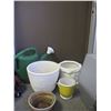 Image 3 : 4 Planters and a PLastic Watering Can