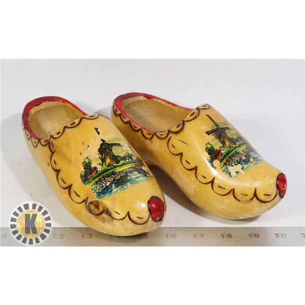 VINTAGE DUTCH HANDCARVED/PAINTED WOODEN SHOES