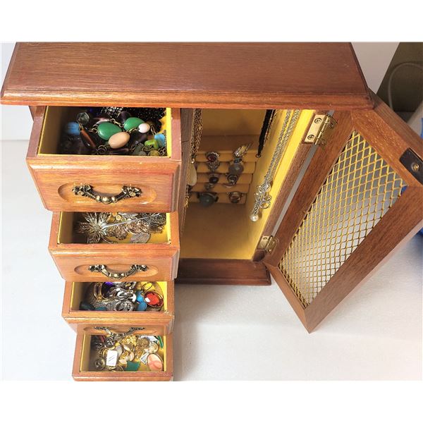 3)  OAK JEWELLERY BOX AND CONTENTS, INCLUDES: