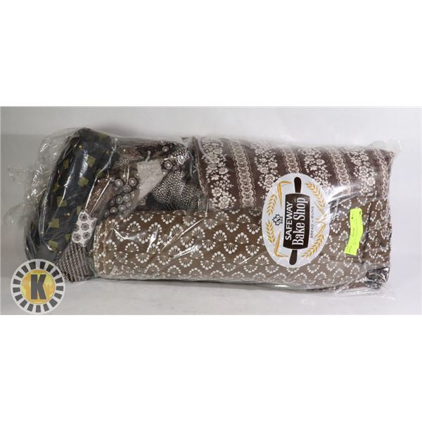 BUNDLE OF ASSORTED COLOR FABRIC