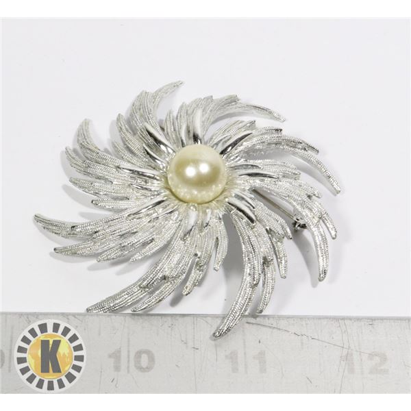 1970 SARAH COVENTRY LARGE SILVER STARBURST