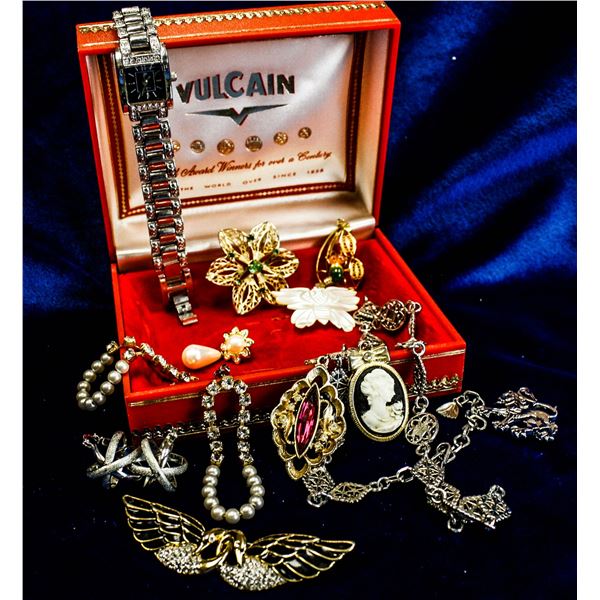 BOX OF VINTAGE MIXED COSTUME JEWELRY