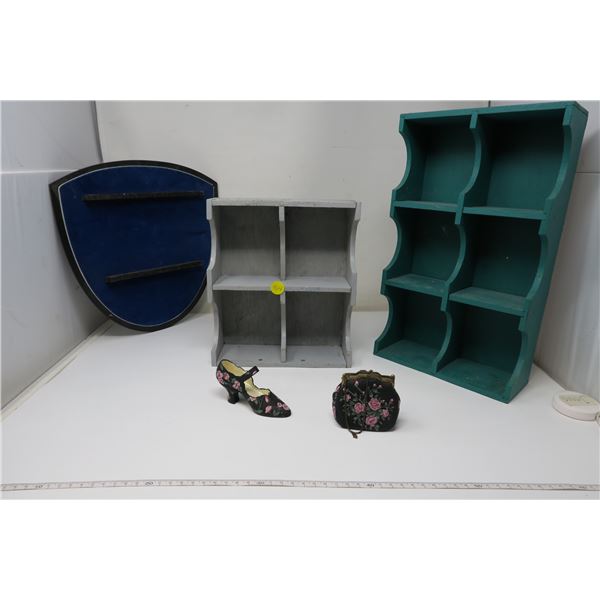 2 Color Shelves and spoon rack and 2 figurines