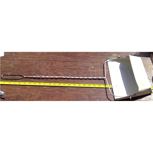 Dust Pan with Handle