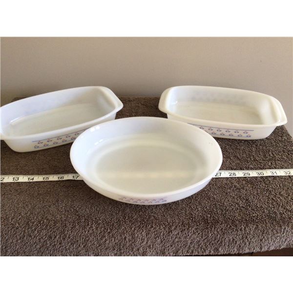 Lot of 3 vintage Dynaware baking dishes, no chips or cracks - 3 photos