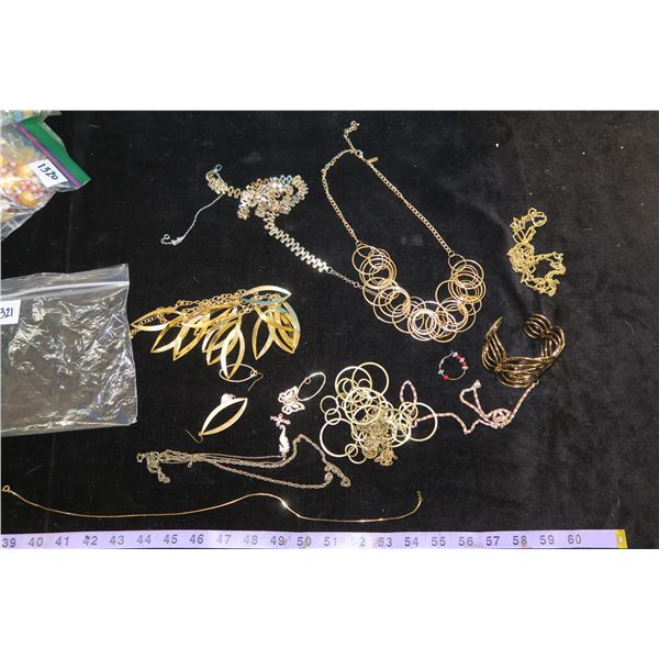 #1321 - Estate Costume Jewelry - Cleopatra Type Gold Costume Jewelry