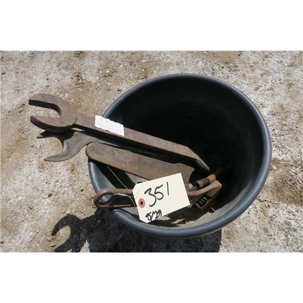 5 X Steel Wrench Tools and 2 Plastic Pots
