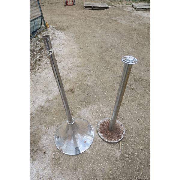 2 Metal Stands