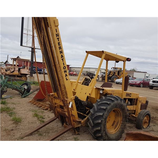 IHC Dual Mast High Lift Forklift  (Needs Work) Gas Powered