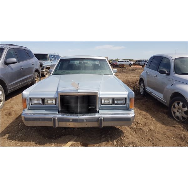 1989 LINCOLN TOWN CAR SIGNATURE 1LNBM82F2KY627117 (HAS KEYS)