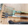 Image 3 : 2 SMALL RAKES & BRANCH TRIMMER