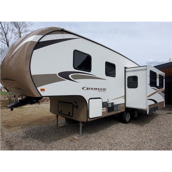 2013 Crossroads 5th Wheel Camper 29' 6" Length With 1 Large Slide