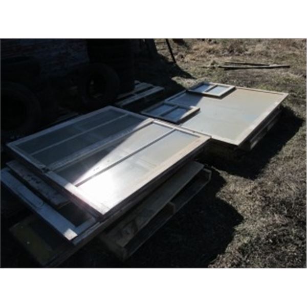 APPROX EIGHT 1-5 PANE WINDOWS