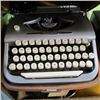 Image 2 : BROIETTE PORTABLE MANUAL TYPEWRITER,