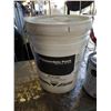 Image 2 : 20+ liters of paint and primer