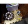 Image 3 : Cookie sheet, wine decanter/aerator, rotochamp and cake pan