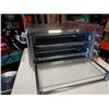 Image 3 : Black and Decker large capacity air fry convection oven working