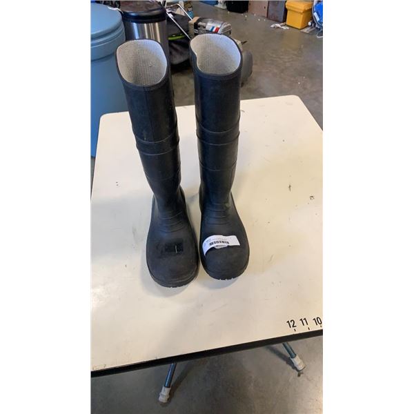 SIZE 7 STEEL TOE RUBBER BOOTS