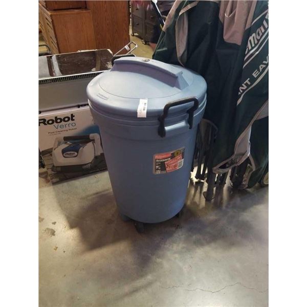 RUBBERMAID ROUGHNECK ROLLING GARBAGE CAN