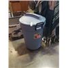 Image 1 : RUBBERMAID ROUGHNECK ROLLING GARBAGE CAN
