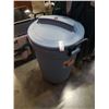 Image 2 : RUBBERMAID ROUGHNECK ROLLING GARBAGE CAN