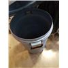 Image 3 : RUBBERMAID ROUGHNECK ROLLING GARBAGE CAN