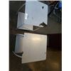 Image 4 : 2 METAL STANDS