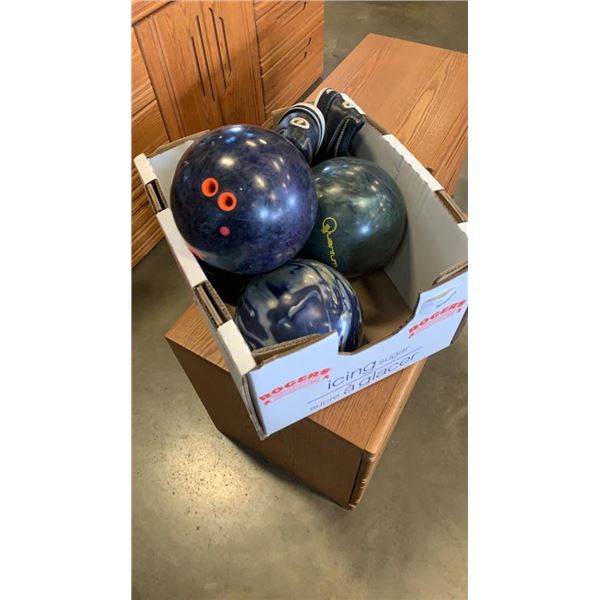 4 BOWLING BALLS AND BOWLING SHOES