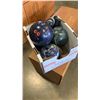 Image 1 : 4 BOWLING BALLS AND BOWLING SHOES