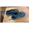 Image 2 : 4 BOWLING BALLS AND BOWLING SHOES
