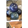 Image 4 : 4 BOWLING BALLS AND BOWLING SHOES
