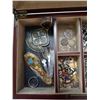 Image 4 : JEWELRY BOX WITH CUFFLINKS, RINGS, COLLECTABLES