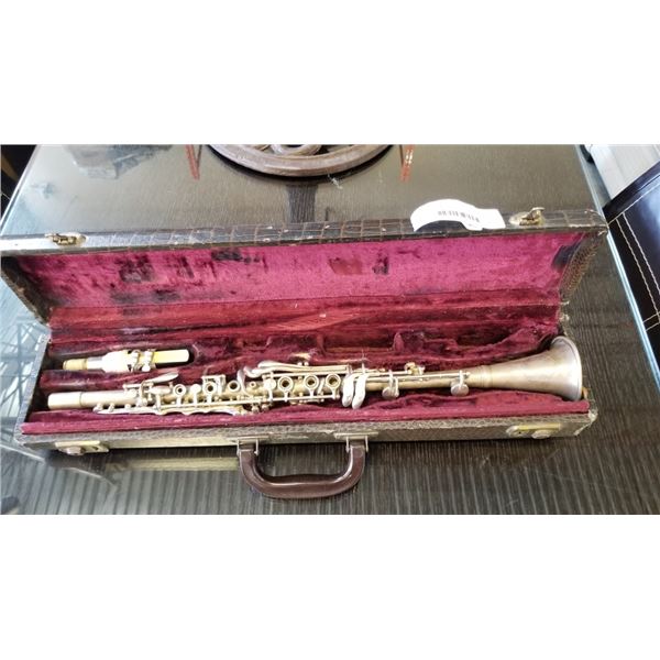 THE REGENT METAL CLARINET IN CASE