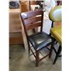Image 2 : 2 modern chairs one rare green leather