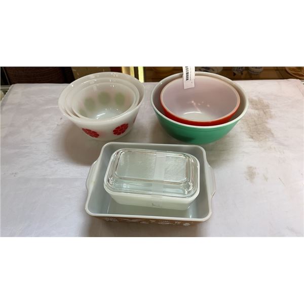 LOT OF PYREX AND FIRE KING MIXING BOWLS AND BAKEWARE