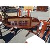 Image 2 : MAHOGANY FINISH DINING TABLE WITH 2 LEAFS AND 6 CHAIRS