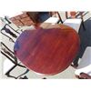 Image 3 : MAHOGANY FINISH DINING TABLE WITH 2 LEAFS AND 6 CHAIRS
