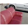 Image 4 : 2 PIECE BURGUNDY SOFA SET - SOFA AND LOVESEAT