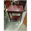 Image 2 : Mahogany finish end table with drawer
