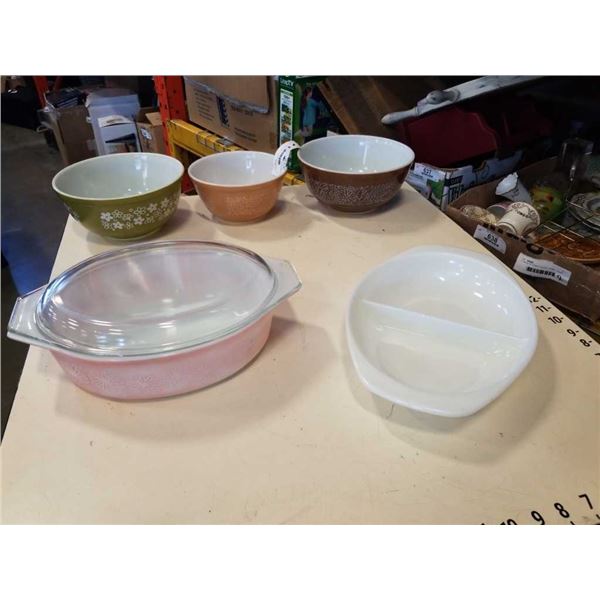 LOT OF PYREX MIXING BOWLS AND BAKEWARE