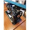 Image 3 : VINTAGE SINGER TREADLE BASE SEWING MACHINE IN TABLE