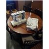 Image 1 : White jeans machine C - 504 sewing machine