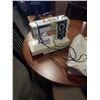 Image 2 : White jeans machine C - 504 sewing machine